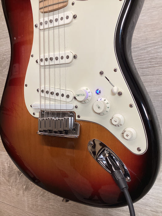 Fender Stratocaster VG 3 Tone Sunburst w/hardshell - Used