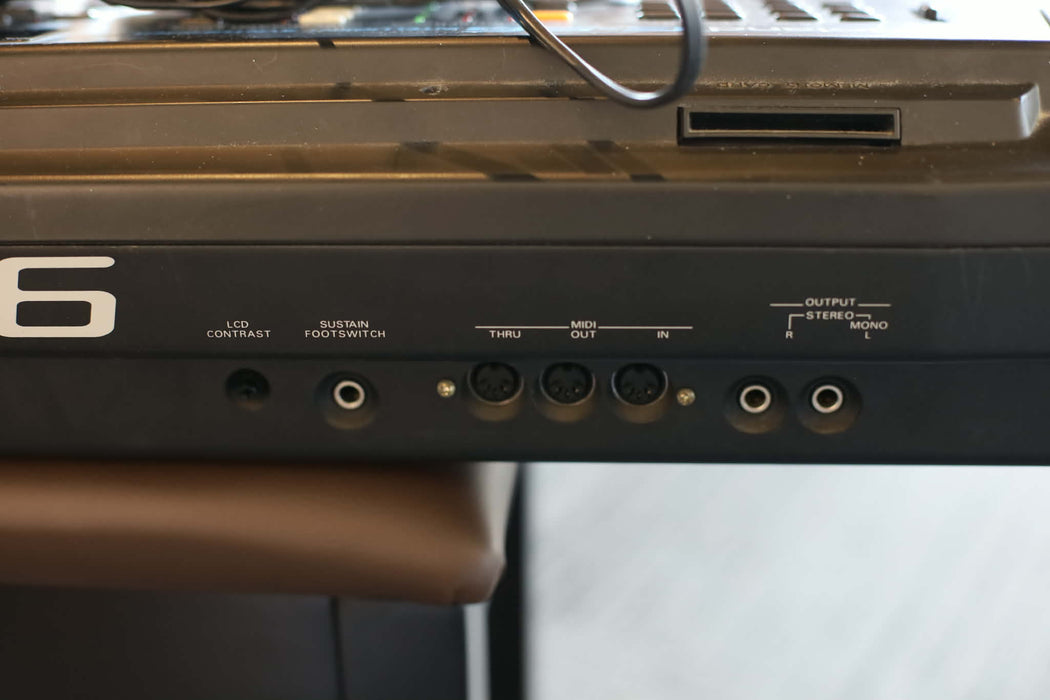 Roland E-56 Intelligent Synthesizer Black 61-key - Used