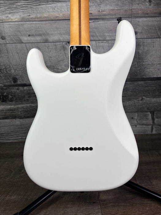 Fender Limited Edition Player Plus Stratocaster HSS HT, Ebony Fingerboard, Arctic White B-STOCK